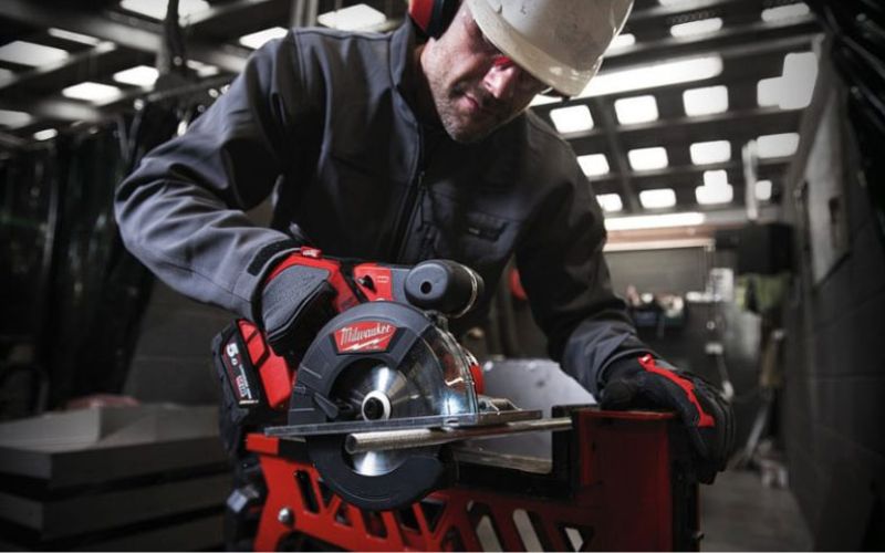 Máy cắt kim loại Milwaukee M18 FMCS-0X