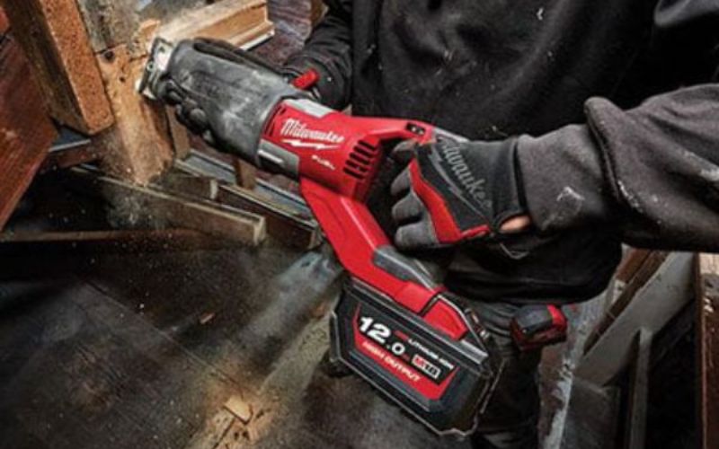 Máy cưa kiếm Milwaukee M18 FSX-0C