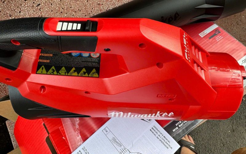 Máy thổi lá Milwaukee M18 FBLG3