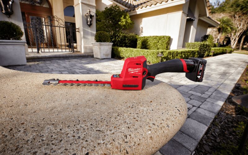 Máy tỉa hàng rào Milwaukee M12 FHT20-0
