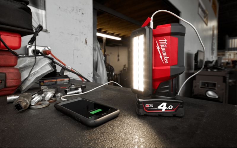 Đèn chiếu sáng trục xoay Milwaukee M12 PAL-0