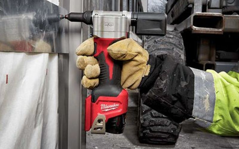 Máy bắn đinh rút Milwaukee M12 BPRT-0C
