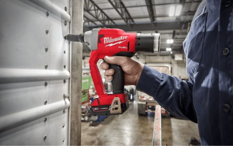 Máy bắn đinh rút Milwaukee M18 FRT-0X0