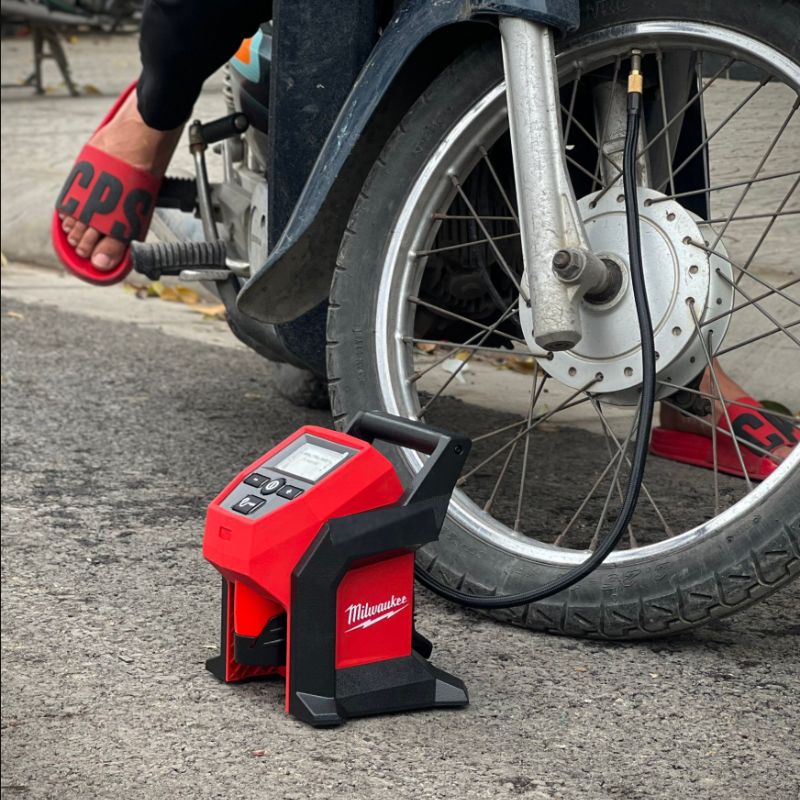 Máy bơm hơi Milwaukee M12 BI-0