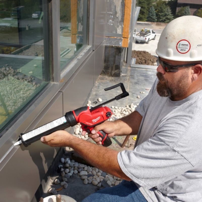 Máy bơm keo Milwaukee M12 PCG/310C-0