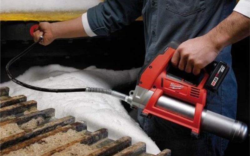 Máy tra mỡ Milwaukee M12 GG-0
