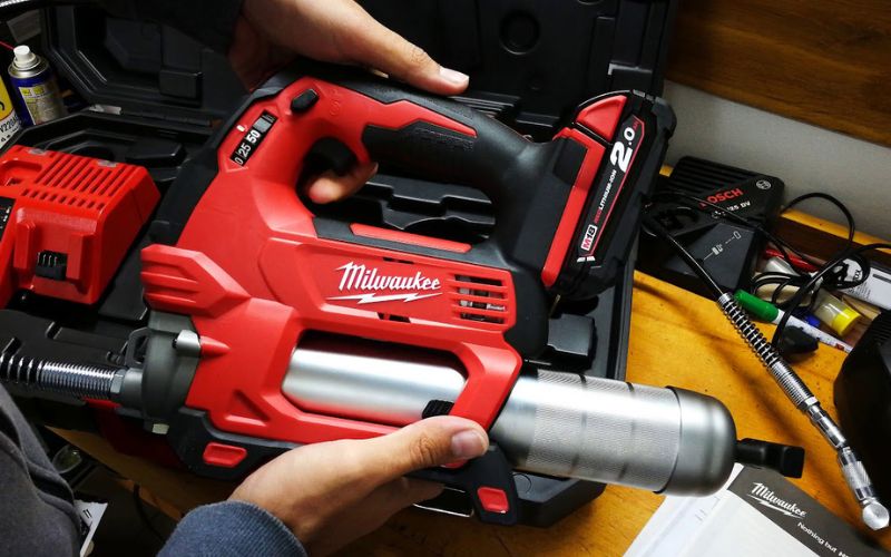 Máy tra mỡ Milwaukee M18 GG-0