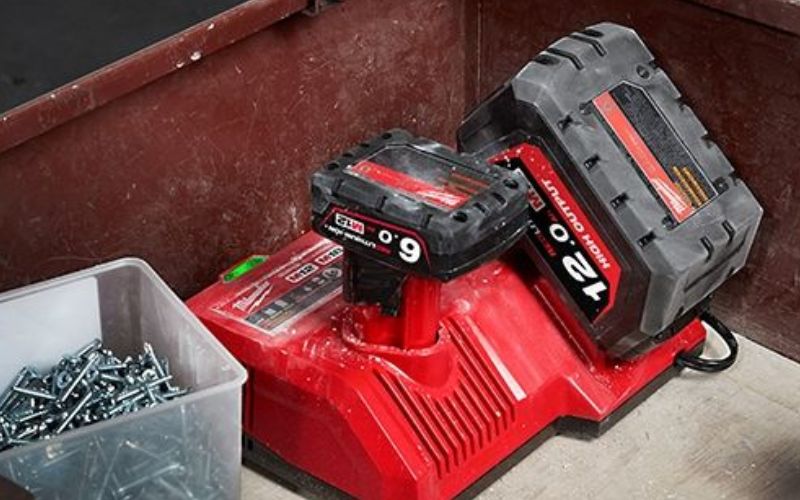 Sạc nhanh không dây Milwaukee M12-18SC